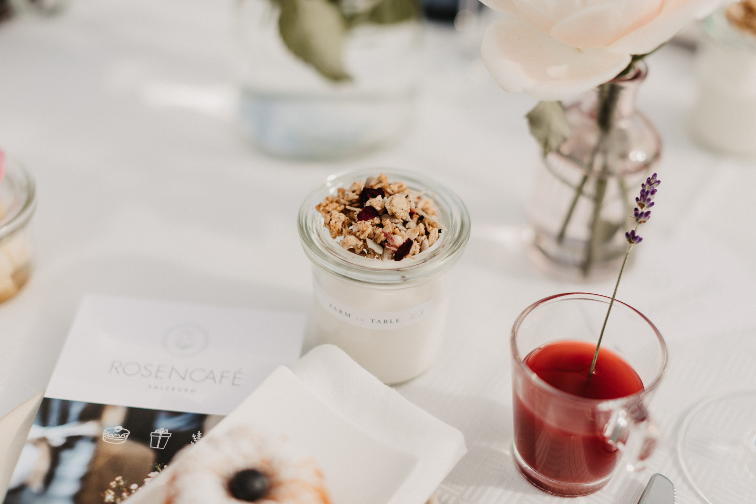 Regional und selbstgemacht - das Bio Rosen Frühstück. 