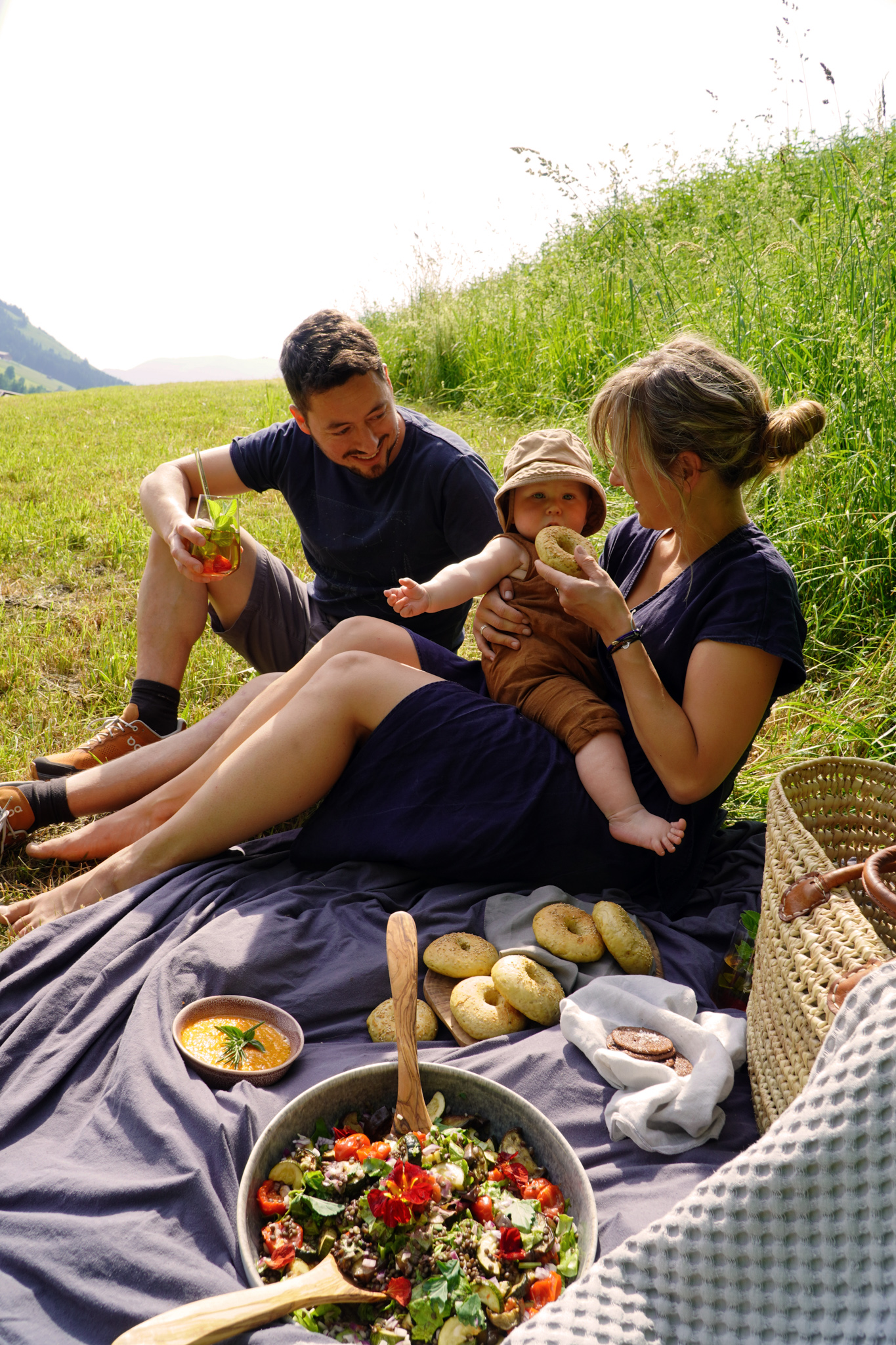 Alex und Martina mit ihrem Sohn beim Picknicken