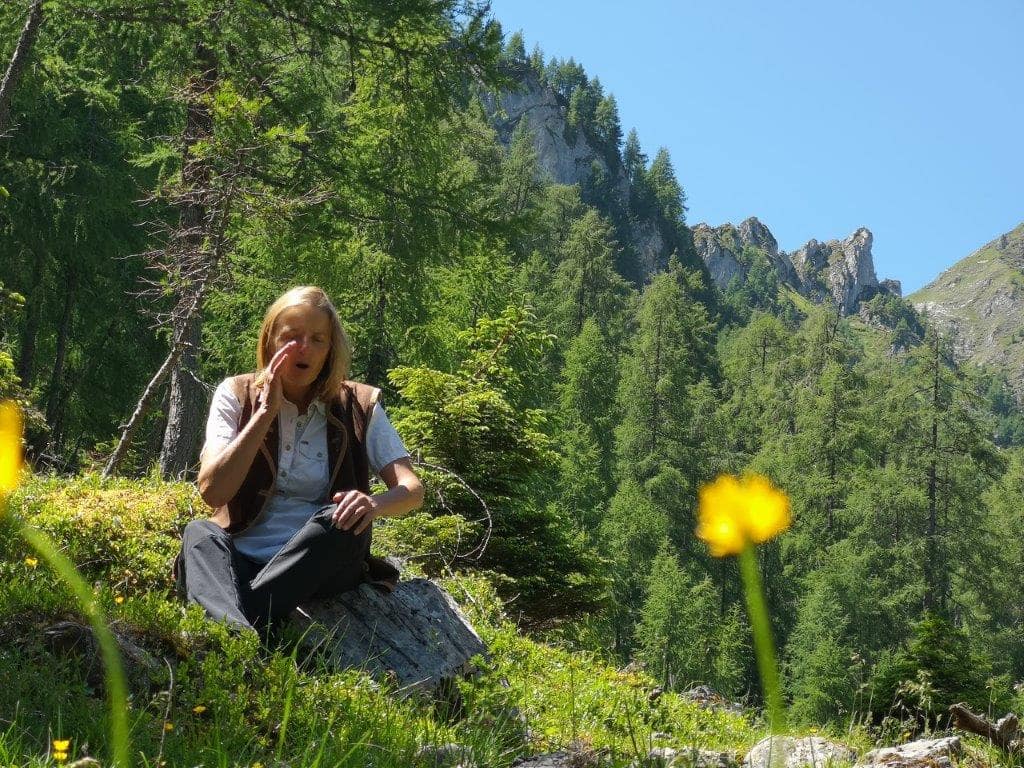 Andrea Seer erzählt ihre Märchen während der Wanderung