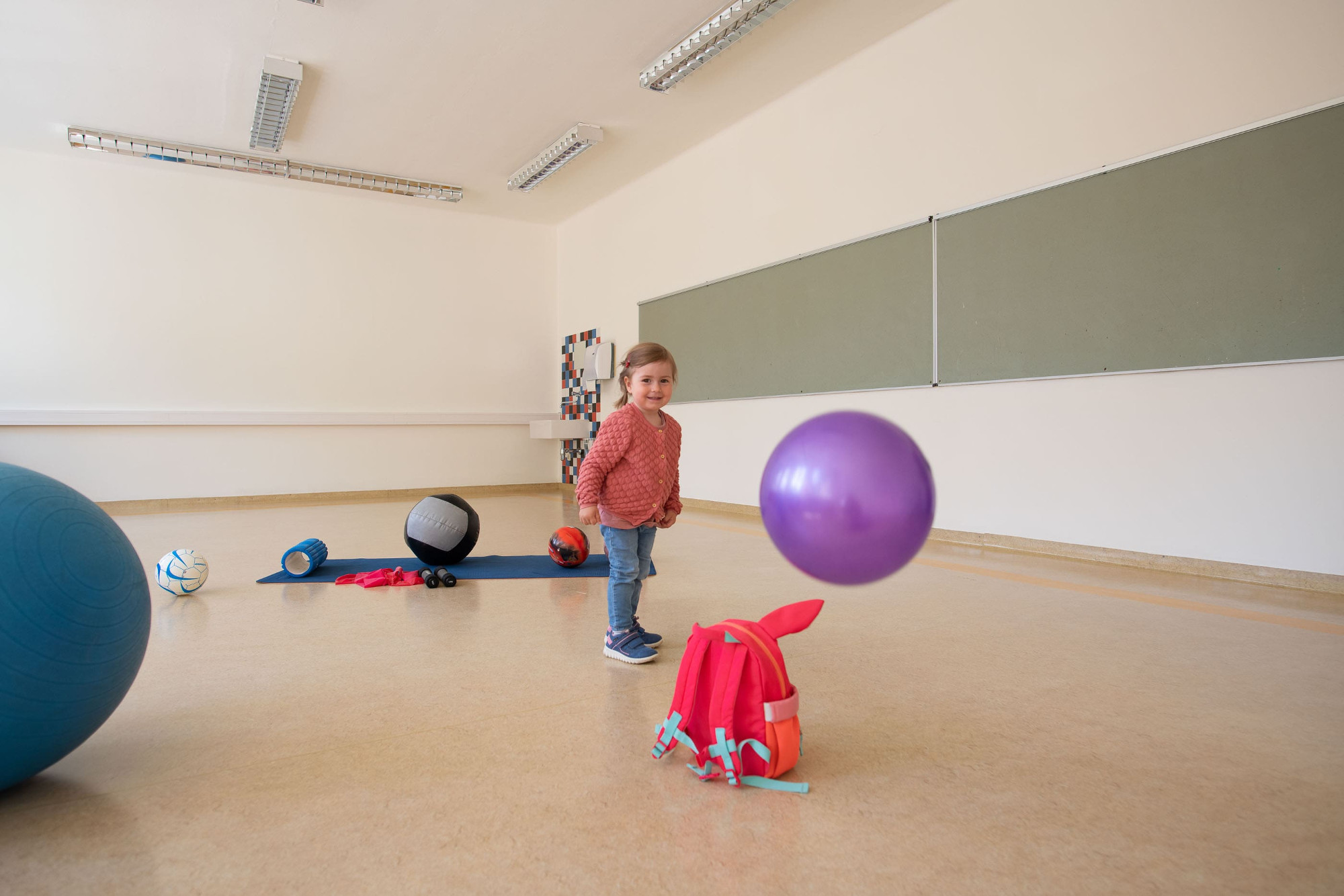 Mädchen im Bewegungsraum Berg-Schule Großarl Seminiarraum © Michael Gruber