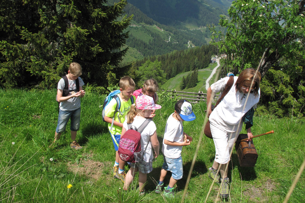 Märchenerzählerin mit Kindern © Andrea Seer