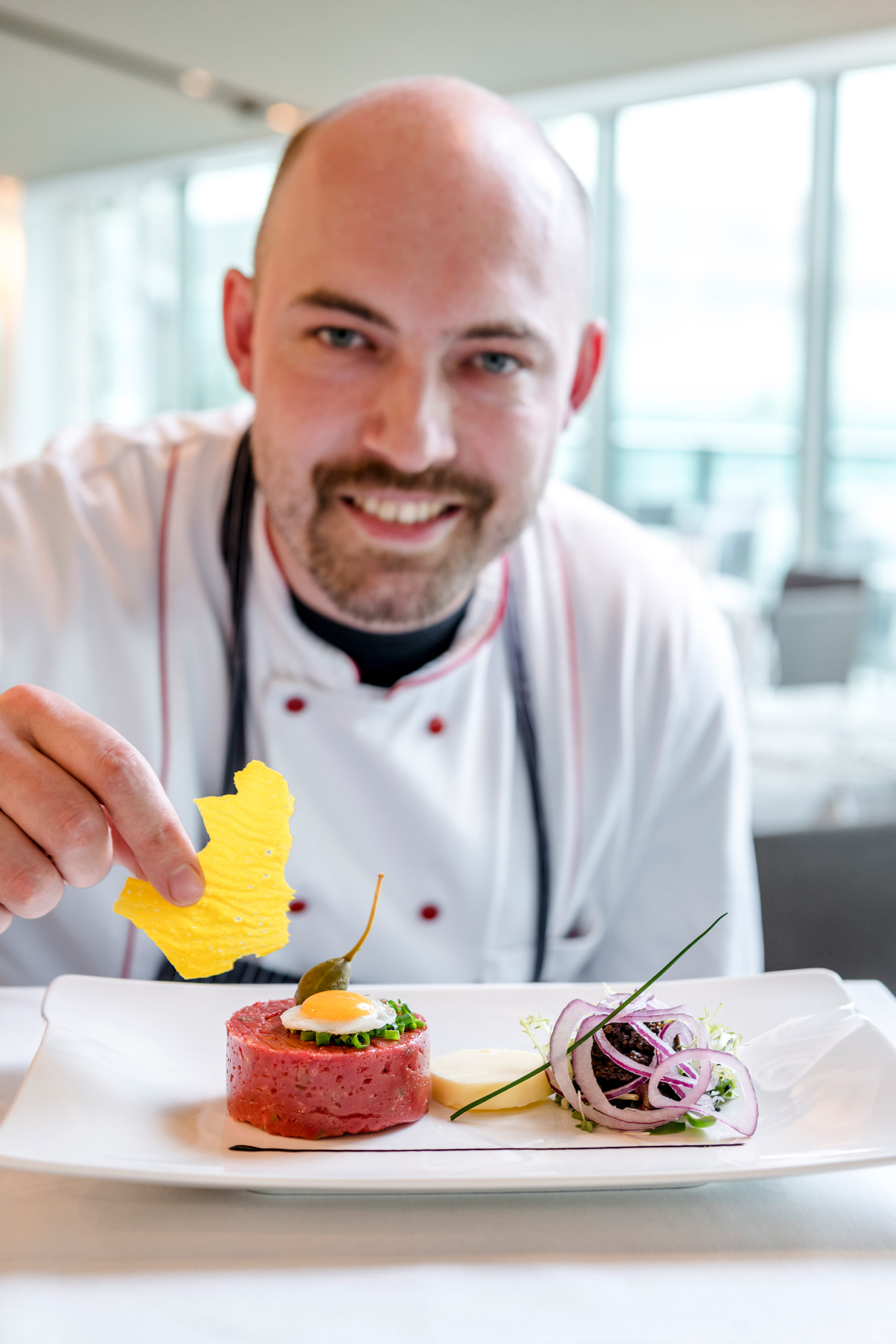 Der langjährige Küchenchef Dominik Münch kredenzt uns unter anderem Beef Tatar vom Weiderind. 