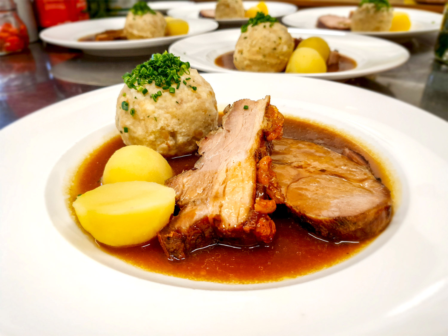 Herzhafte Küchenklassiker wie ein saftiger Schweinsbraten. © Jadorferwirt Kuchl