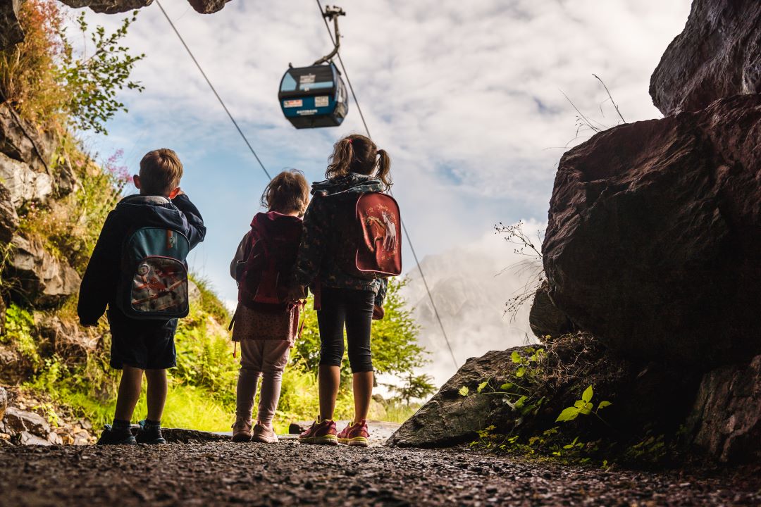 Kinder unter Asitzbahn © Michael Geißler