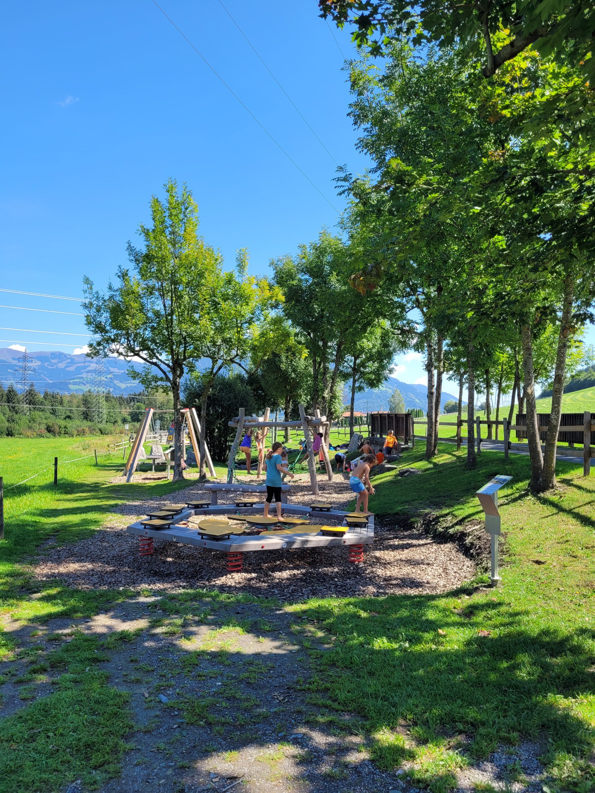 Spielplatz mit Stationen