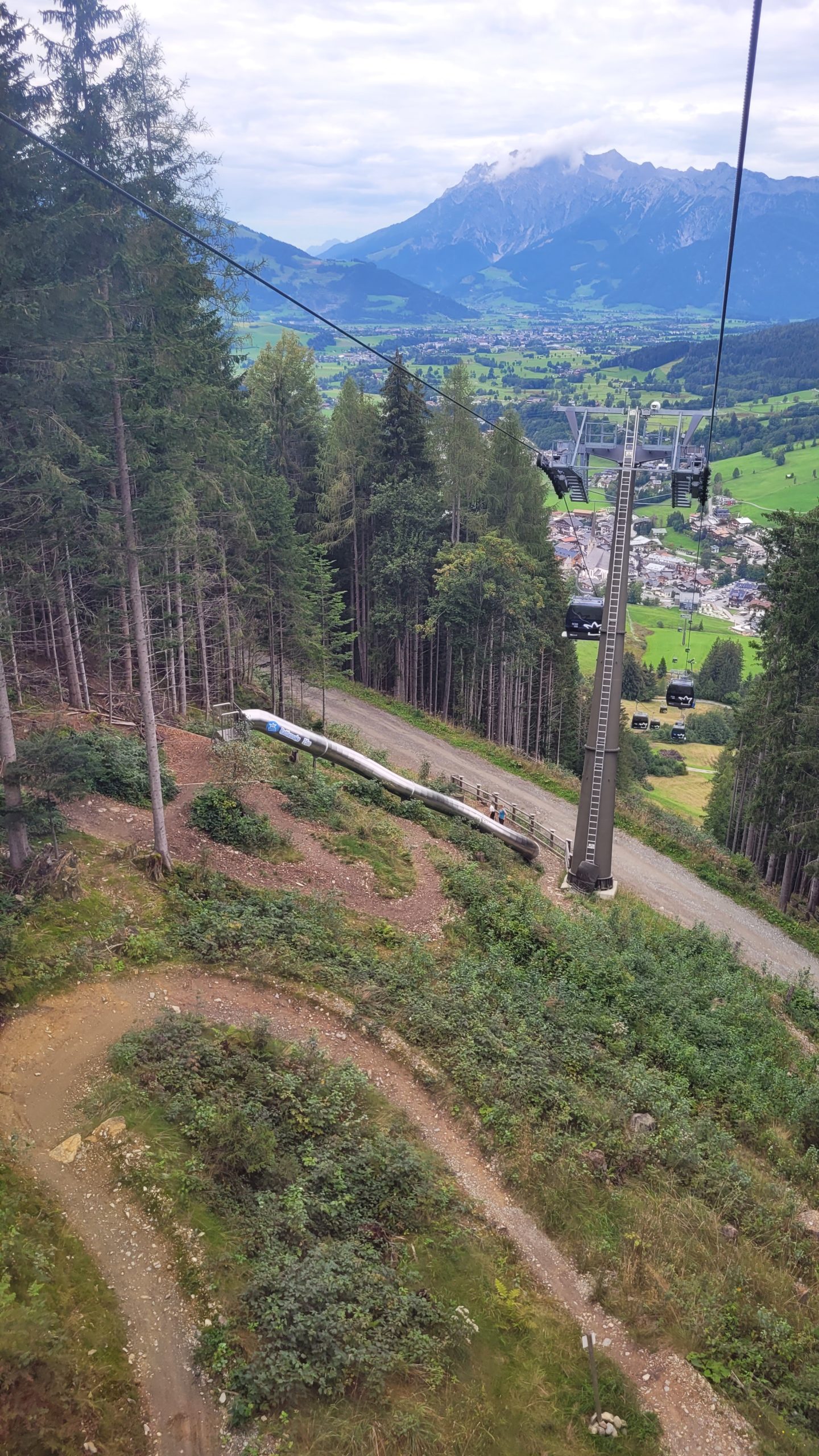 Blick von der Gondel auf die Waldrutschen