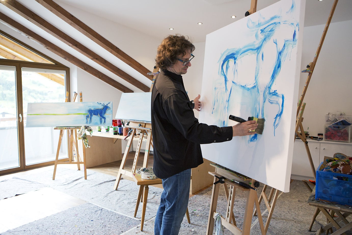 Christoph Weiermayer malt in seinem Kunstatelier im Impuls Hotel Tirol