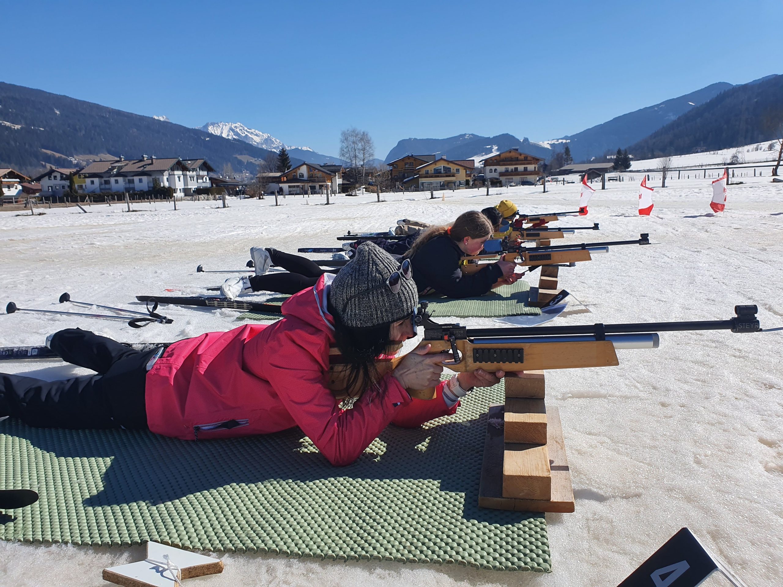 Die Kugel muss ins Schwarze - Konzentration ist beim Biathlon das A und O © Roland Loipold