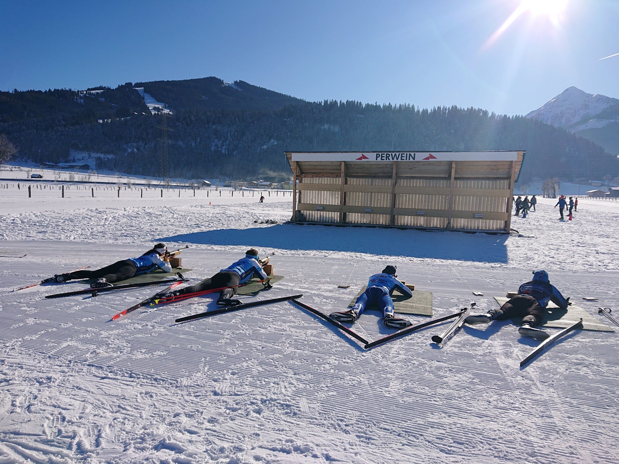 4 Leute am Biathlon-Schießstand in Altenmarkt © Roland Loipold