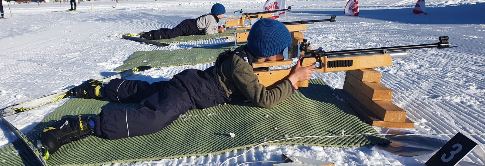 Langläufer schießt beim Biathlon © Roland Loipold