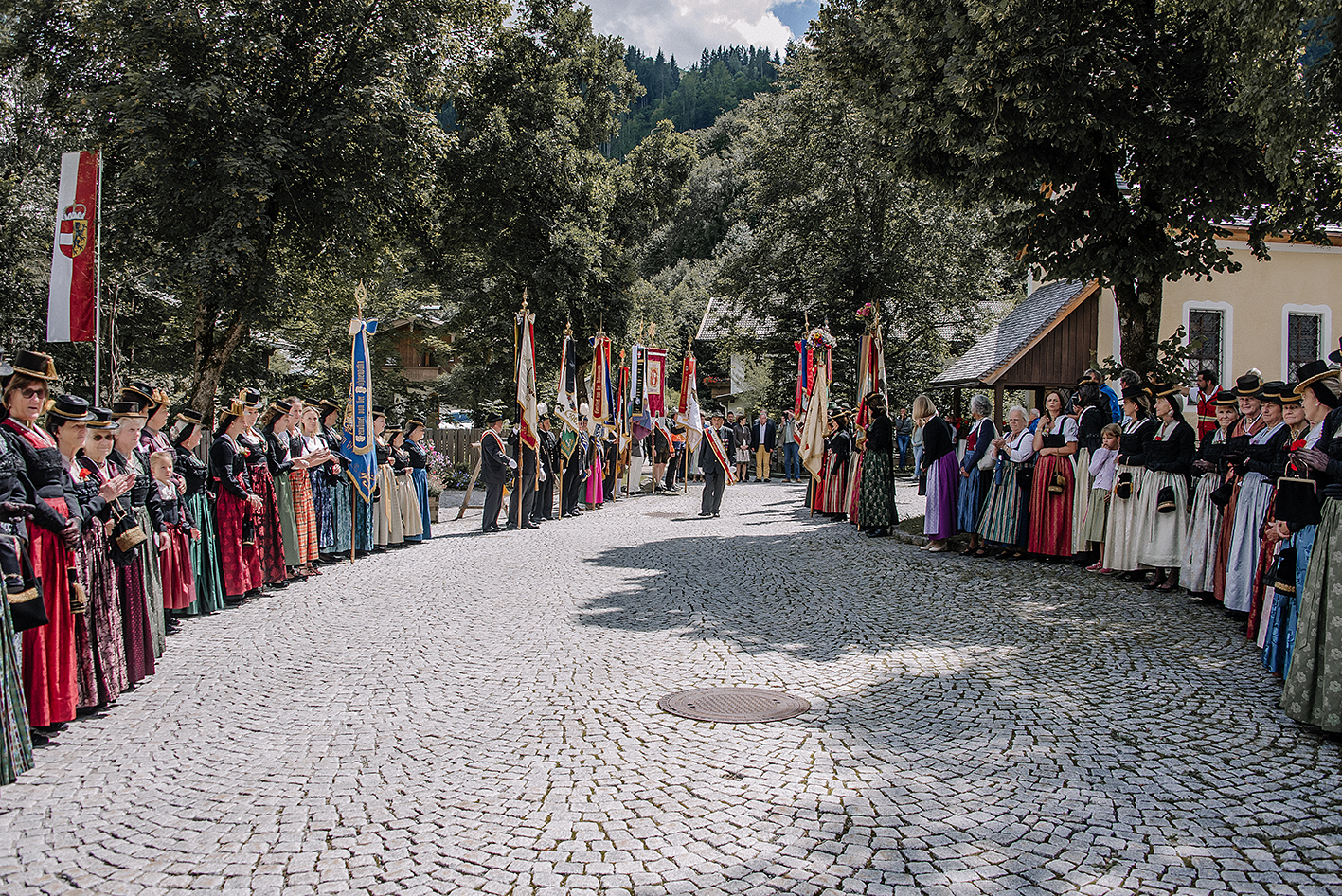 Spalier von 75 Frauen im Garnierspenzer © Susanne Bayer