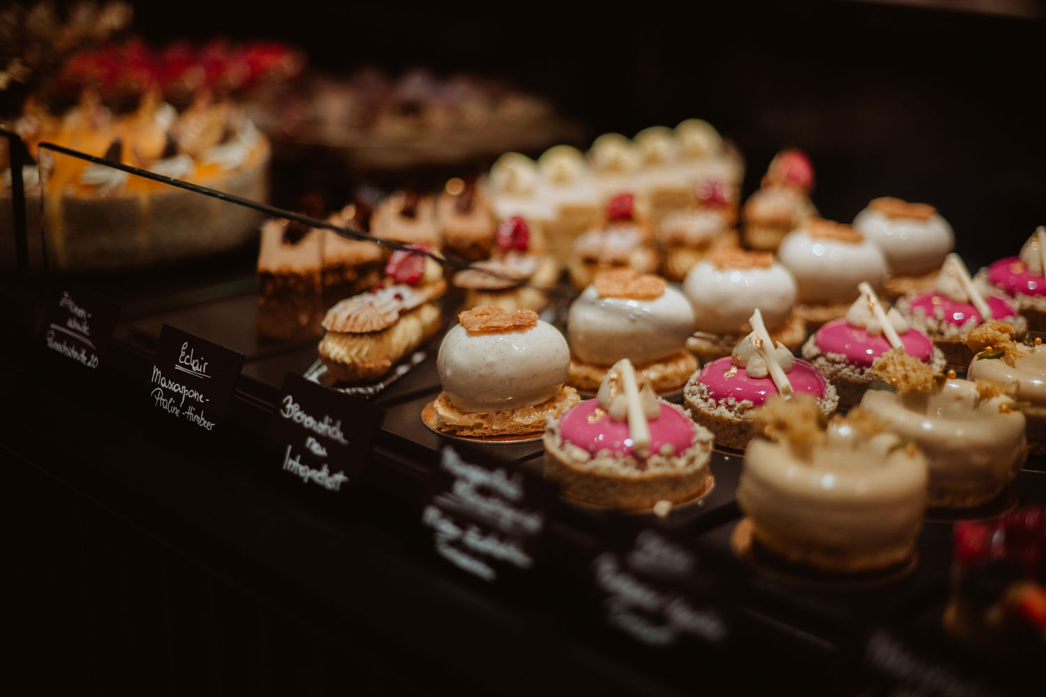 Süße Naschereien in der Zuckerbäckerei-Vitrine