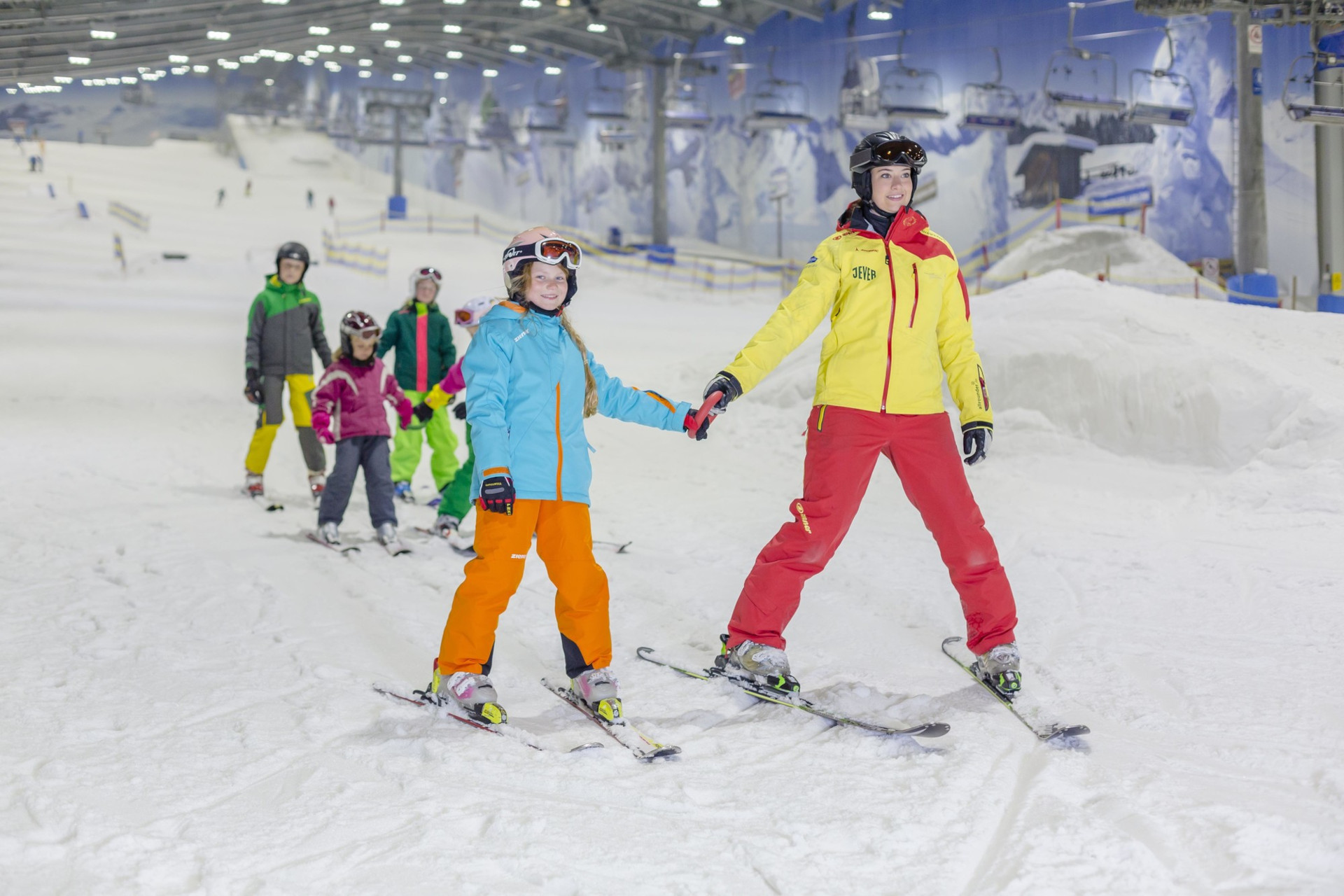 Eine eigene Skischule in der Skihalle Neuss bietet verschiedene Ski- und Snowboardkurse für Anfänger und Fortgeschrittene an, sowie spezielle Kurse für Kinder. © SalzburgerLand Tourismus