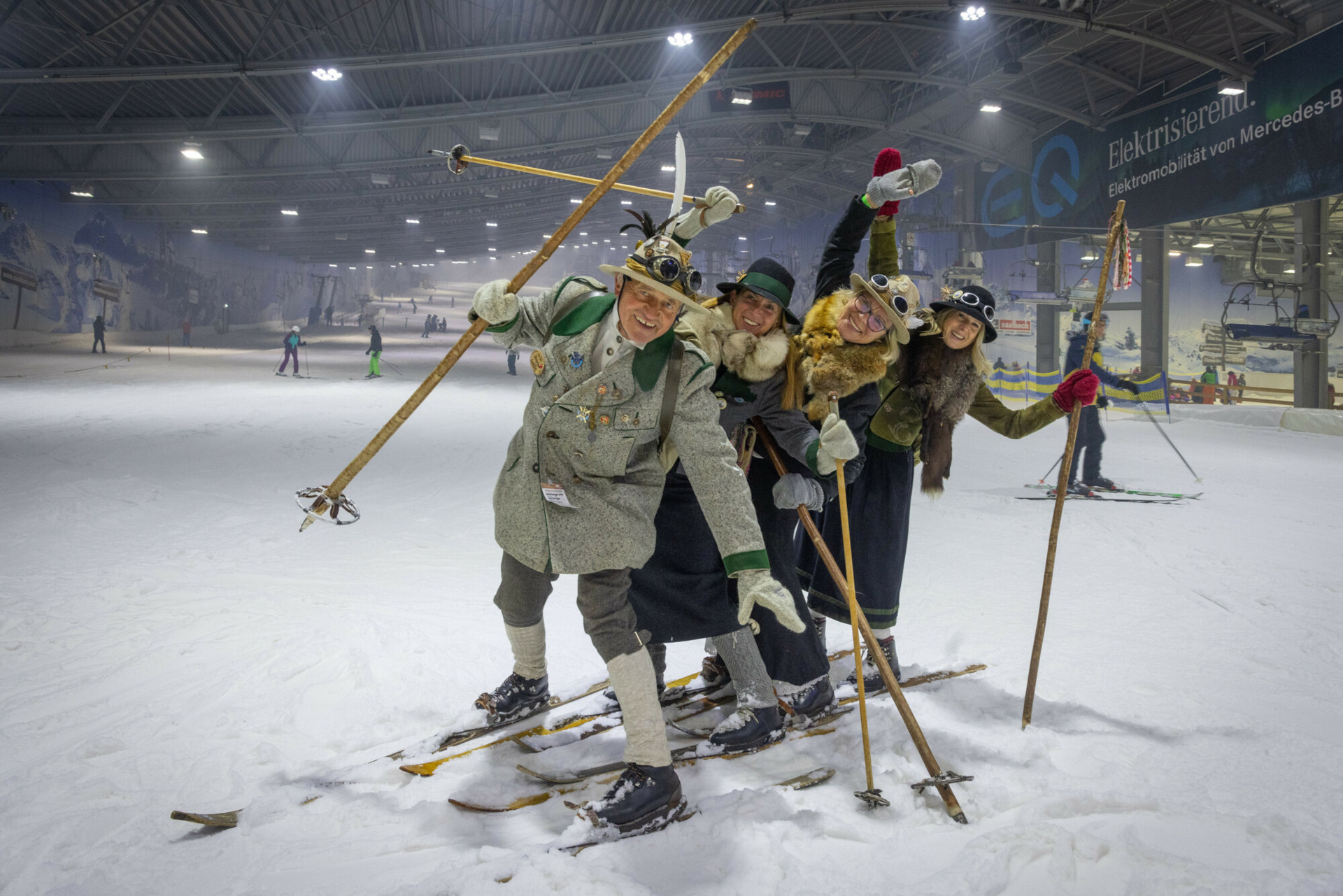 Die Nostalski-Gruppe aus Zell am See-Kaprun beim Winterfest in Alpenpark Neuss.