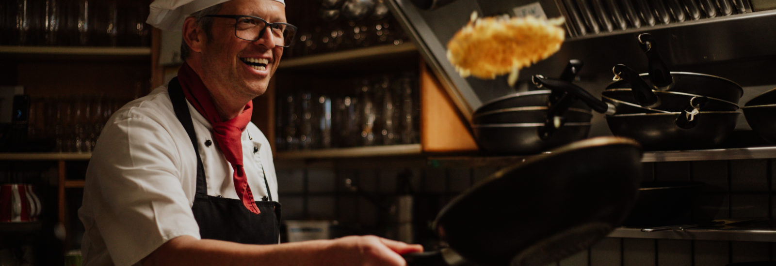 Gernot Leitner beim Rösti braten