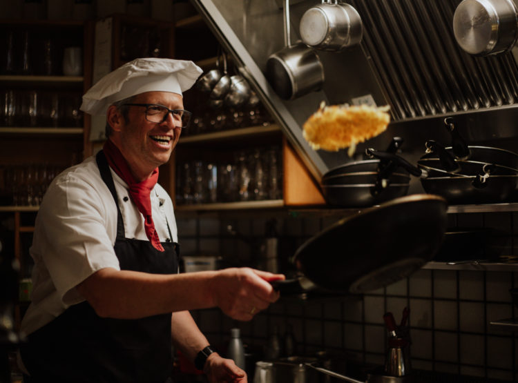 Gernot Leitner beim Rösti braten