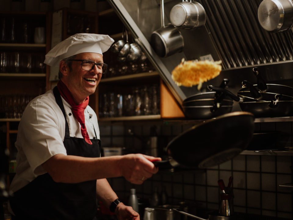 Gernot Leitner beim Rösti braten