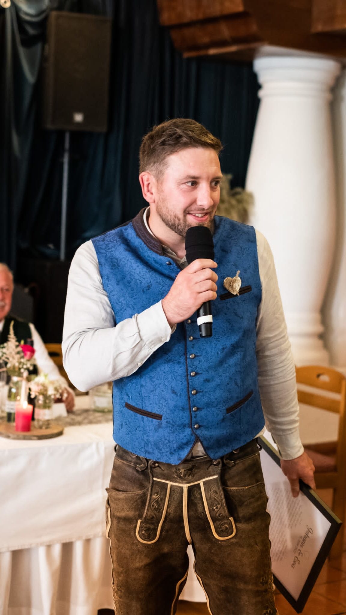 Als Hochzeitslader führt Hansjörg durch die Feier. © David Innerhofer