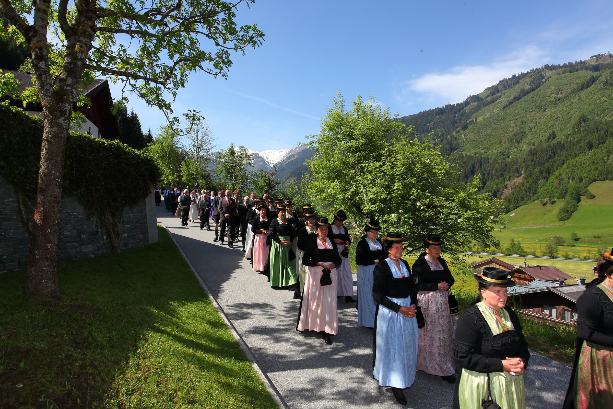 Trachtenfrauen bei der Prozession in Großarl © www.grossarltal.info