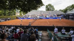 Zwei Tennisspieler messen sich auf Sand bei den Salzburg Open, einem Challenger-Turnier in Salzburg am Sandplatz.