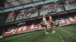 Matthias Schwab und Alexander Schlager treffen sich mit Sporttaschen im Stadion des FC Red Bull Salzburg.
