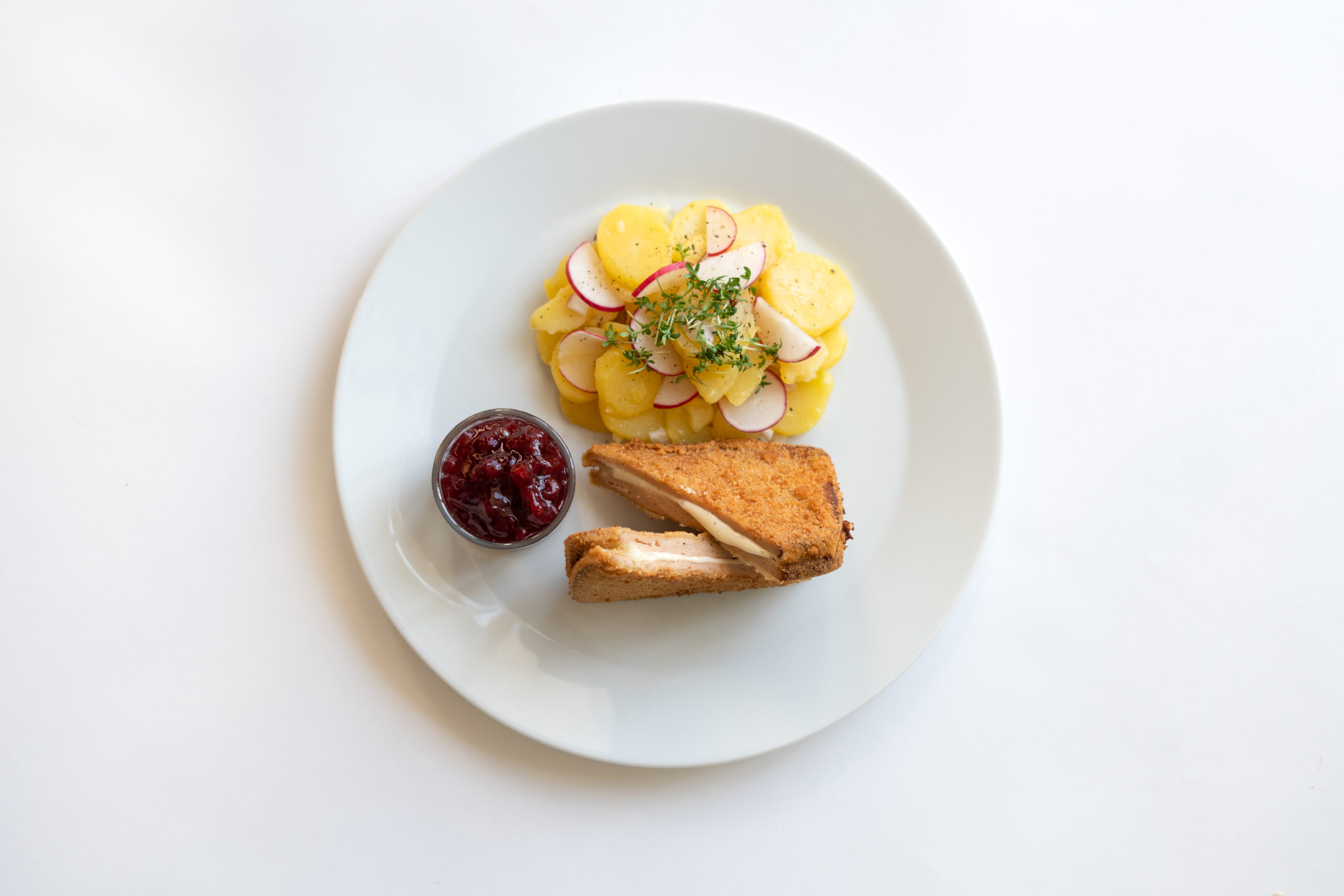 Panierter und mit Käse gefüllter Leberkäse Gustl "Cordon Bleu"-Style