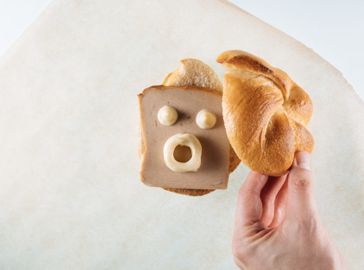 Veganer Leberkäse "Gustl" in einer Kaisersemmel