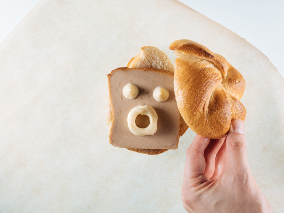 Veganer Leberkäse "Gustl" in einer Kaisersemmel