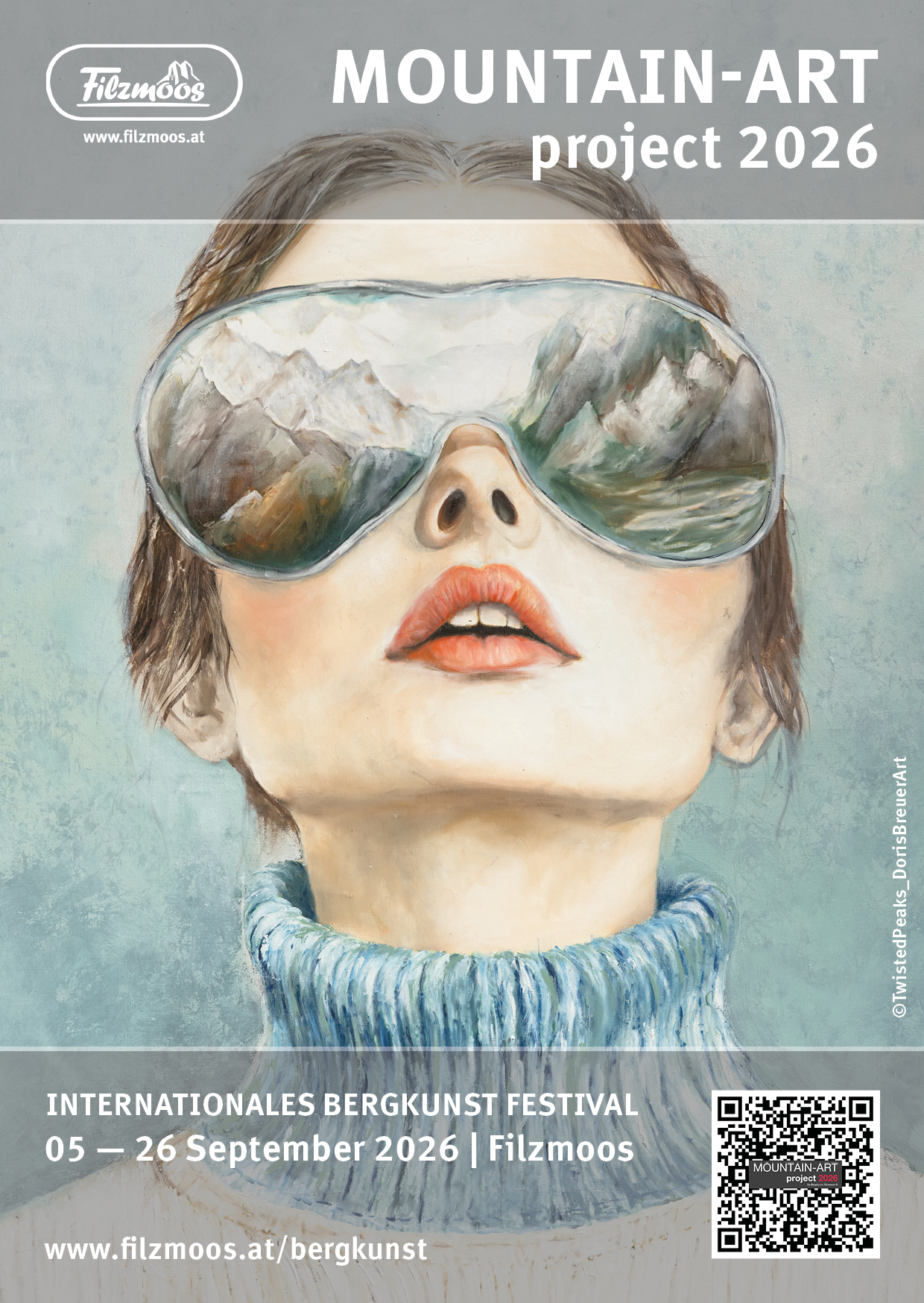 Eine Frau mit verspiegelter Sonnenbrille, in deren Gläsern sich Berge spiegeln, wirbt für das Bergkunstprojekt „Filzmoos“, September 2026.