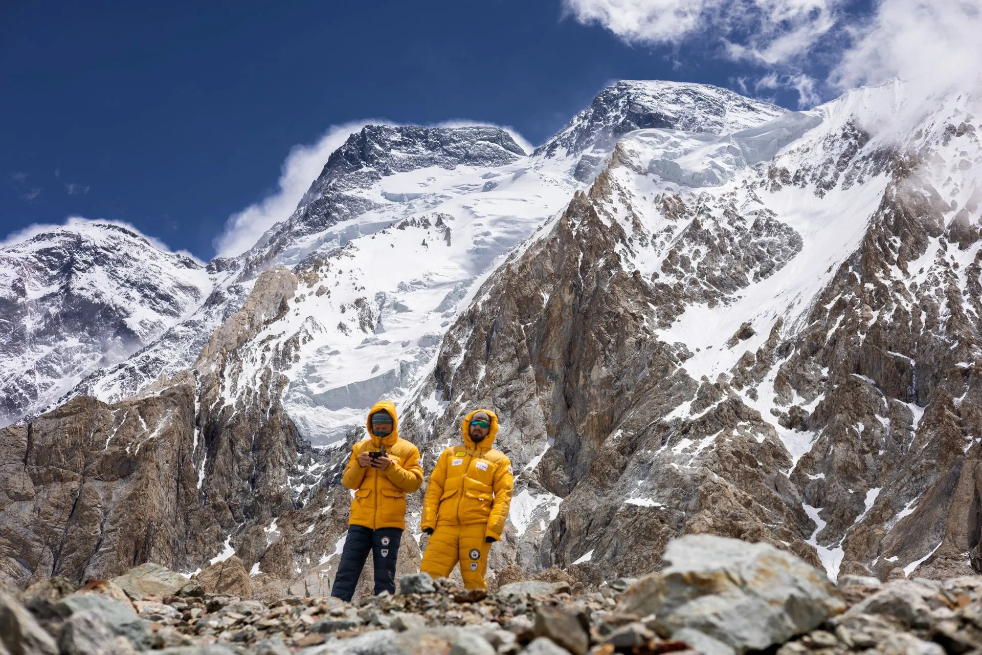 Bergsteiger Lukas Wörle mit seinem Kletterpartner vor dem  Broad Peak