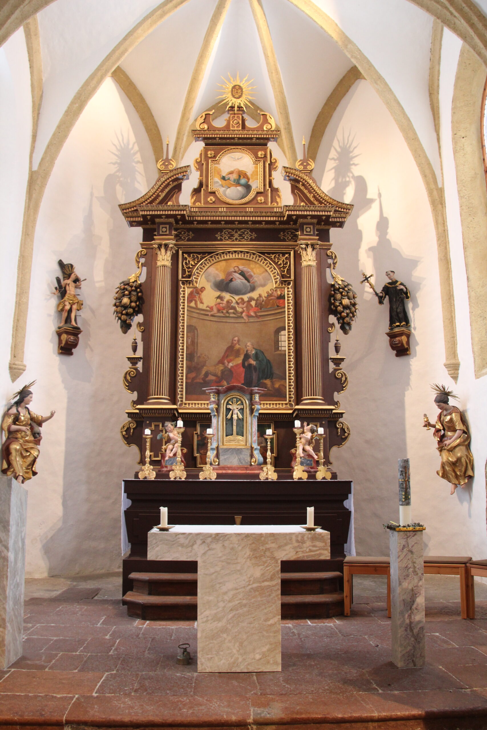 Der Altar erstrahlt im neuen Glanz