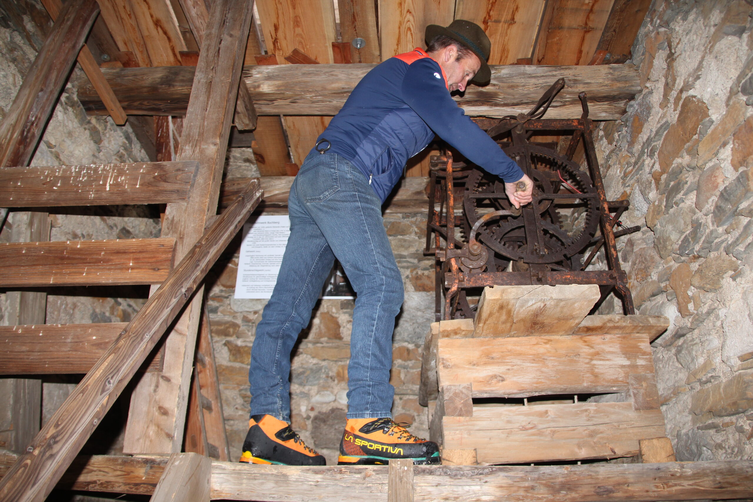 Leonhard Stock kurbelt im Glockenturm