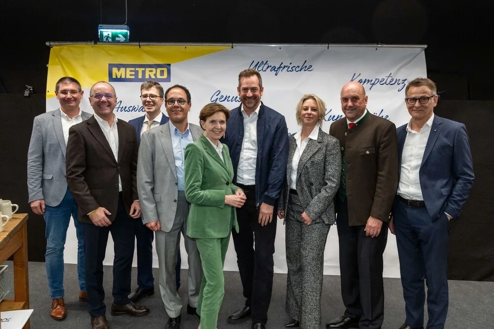 v. l.: Klaus Ganglberger, Geschäftsleiter Metro Salzburg, Atila Yenisen, EVP  METRO AG, Florian Waldmann, CFO Metro Österreich, Xavier Plotitza, CEO Metro Österreich, Brigitta Pallauf, Landtagspräsidentin, Steffen Greubel, Metro AG-Vorstand, Angela Wider, Einkaufsdirektorin Metro Österreich, Joachim Maislinger, Bürgermeister Wals-Siezenheim, Josef Pirker Vertriebsleitung Metro Österreich. © METRO Österreich/APA-Fotoservice/Neumayr