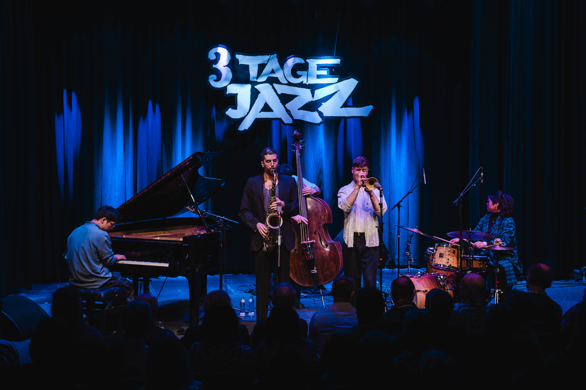 Vier Musiker spielen auf der B&uuml;hne Jazz mit Klavier, Saxophon, Trompete und Schlagzeug im Zeichen des 3 Tage Jazz.
