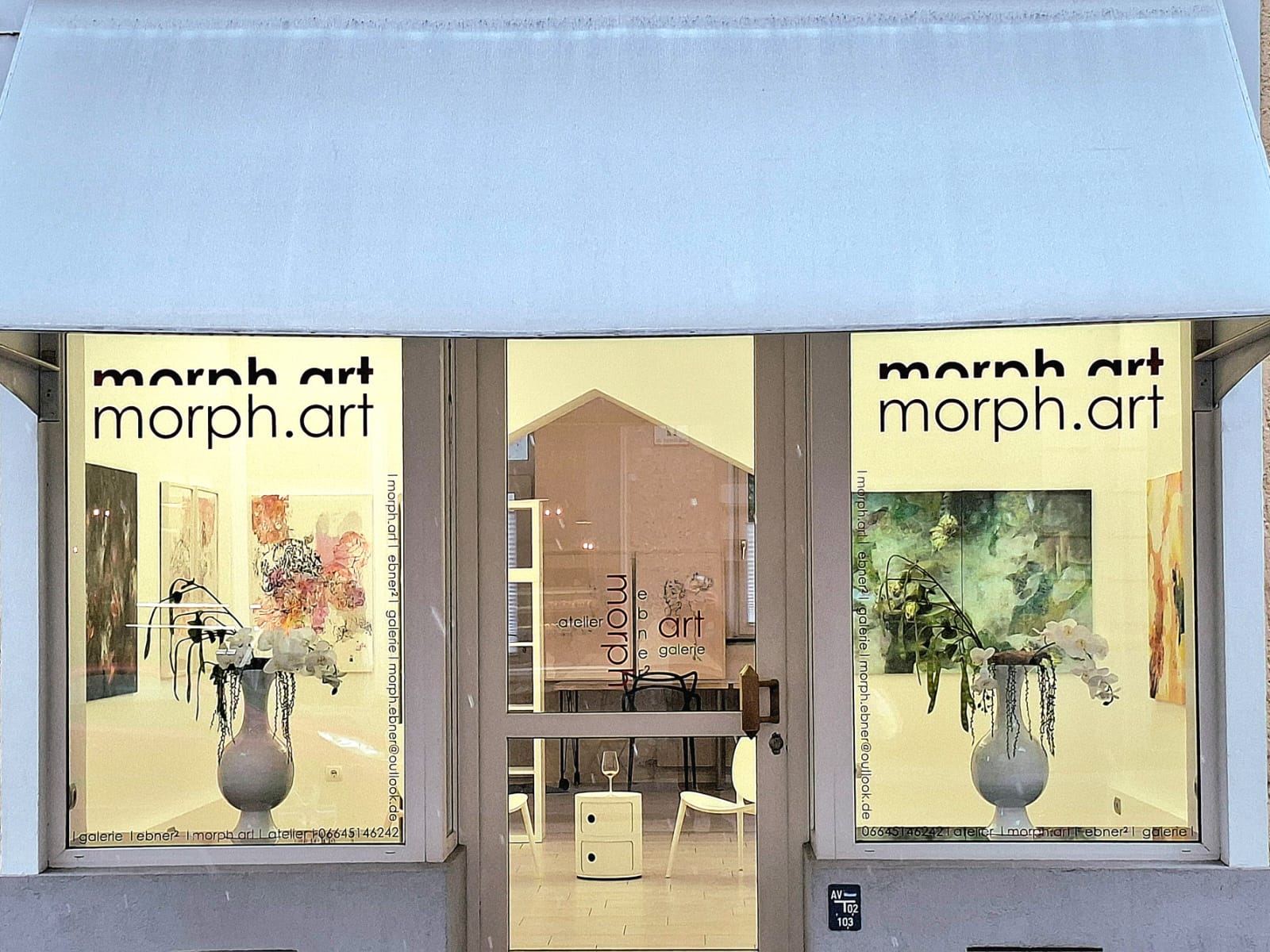 Galerieschaufenster mit "morph.art"-Schildern, große Vasen, Kunst in den Fenstern - der Charme von Salzburgs Kunstgalerien.