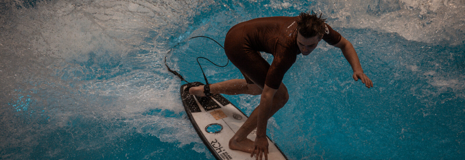 Niki Sandhoff beim Surfen