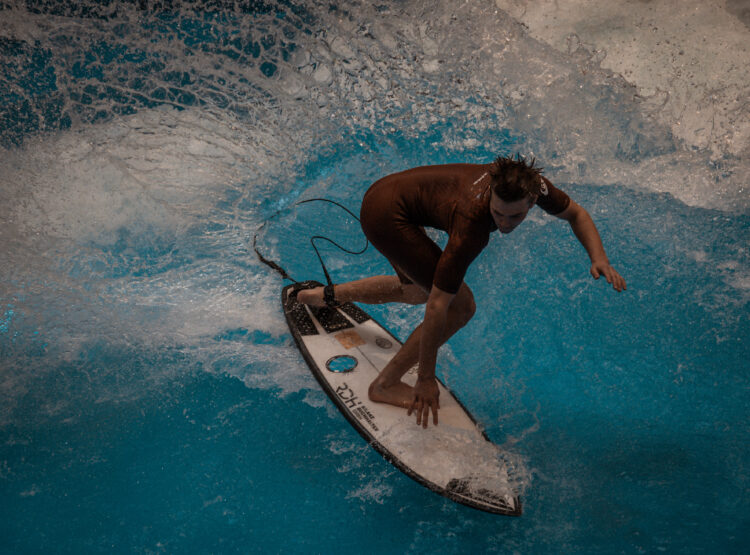 Niki Sandhoff beim Surfen
