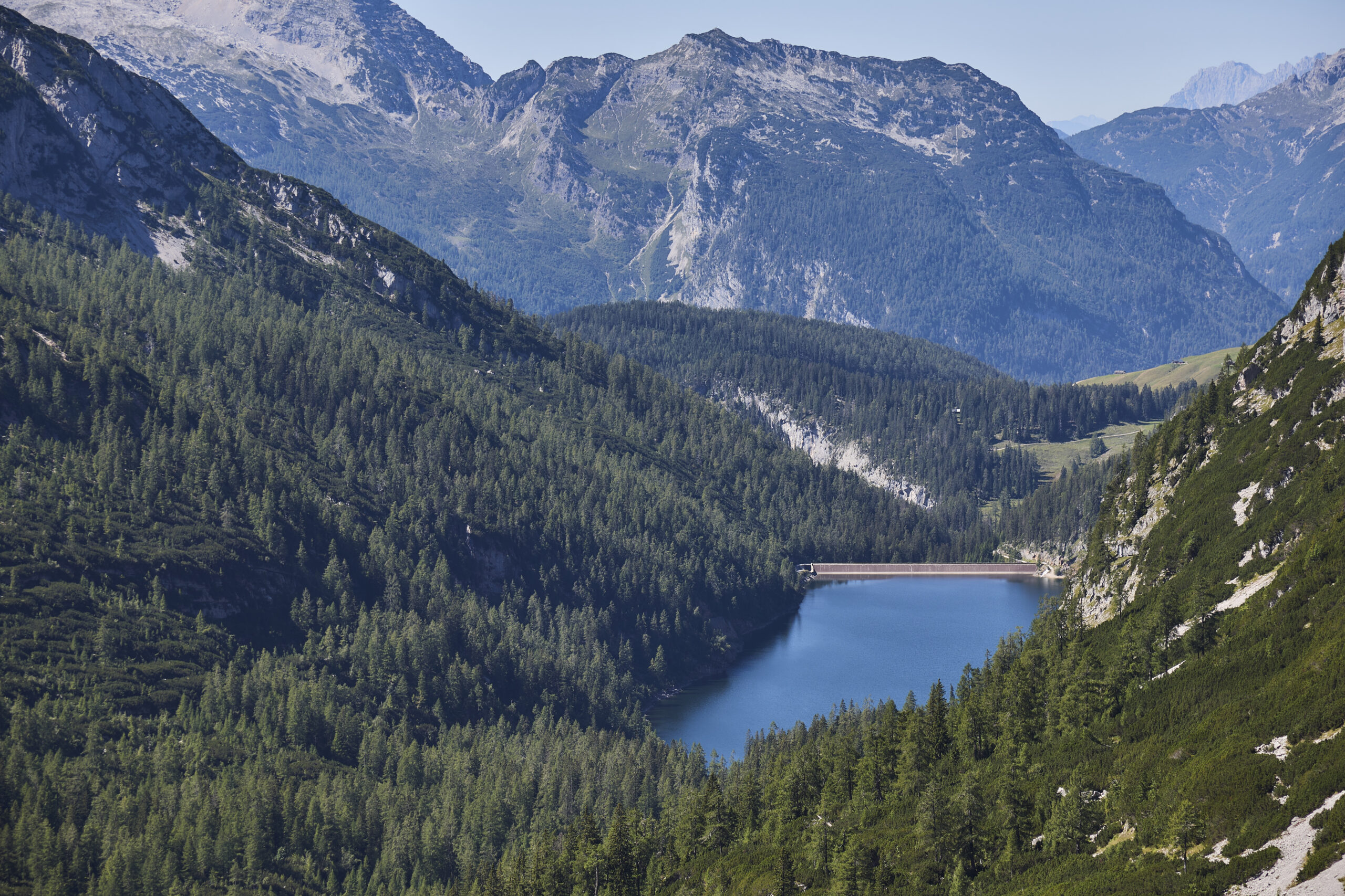 © Daniel Roos Fotografie Beim Weiterwandern hat man den Stausee immer im Blick. 