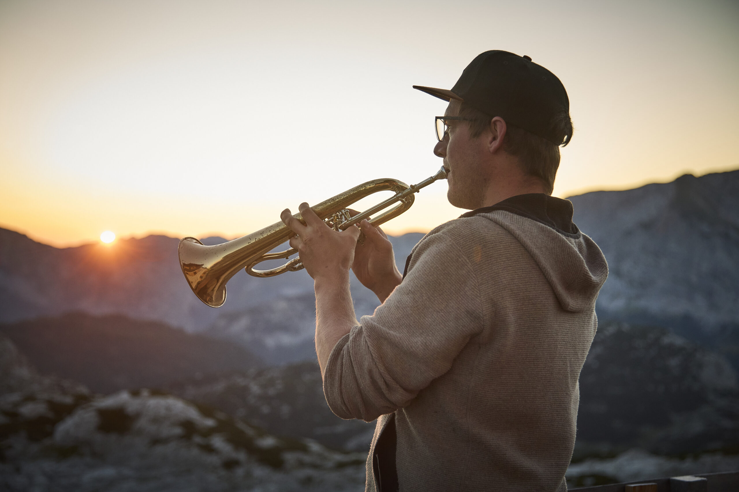© Daniel Roos Fotografie Musikalischer Weckruf durch Musikant und Hüttenwirt Michael Millinger. 