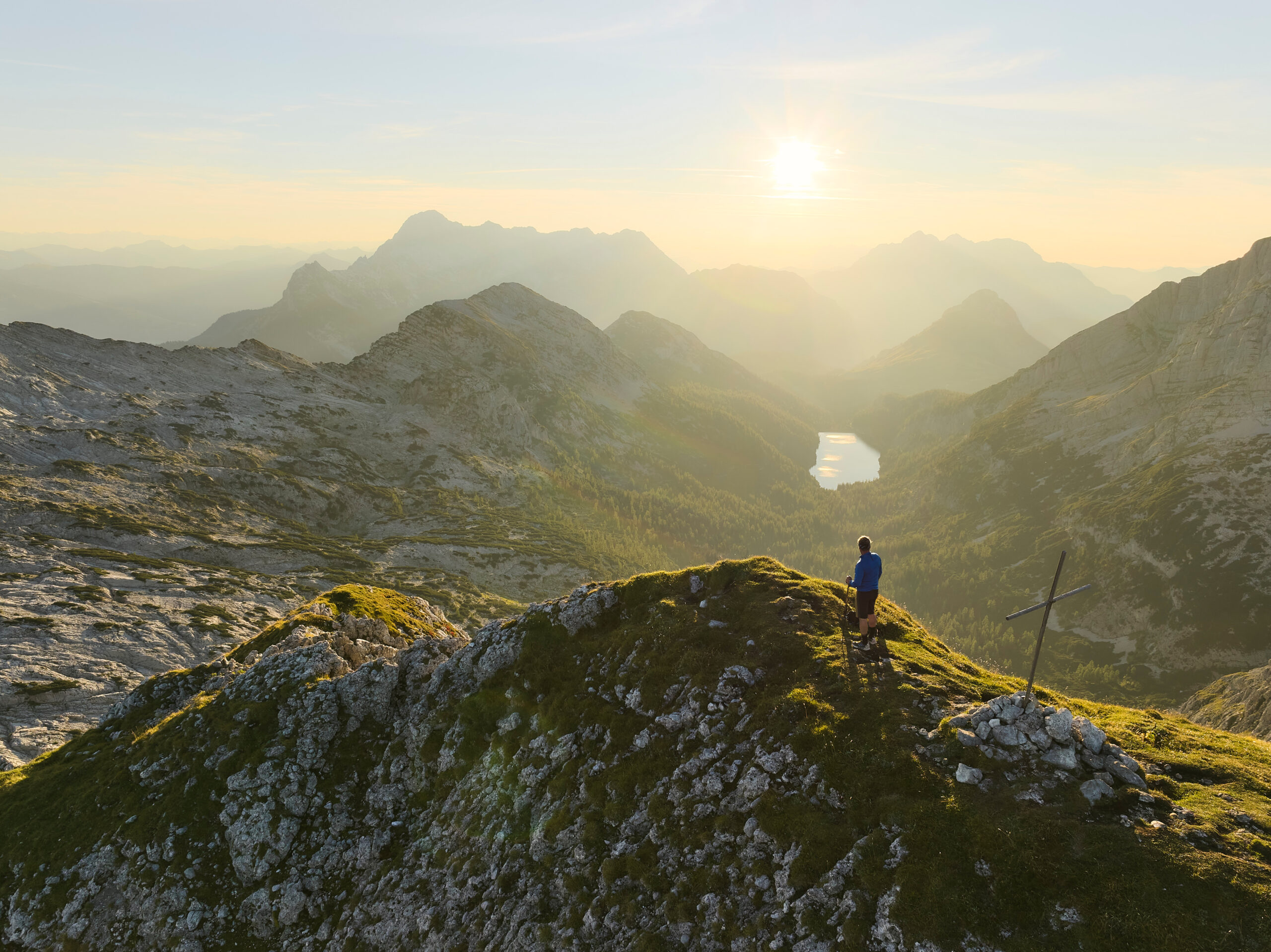 © Daniel Roos Fotografie Als Frühstückshäppchen nehmen die Wanderer noch den kleinen Hundstod als Gipfelsieg mit. 