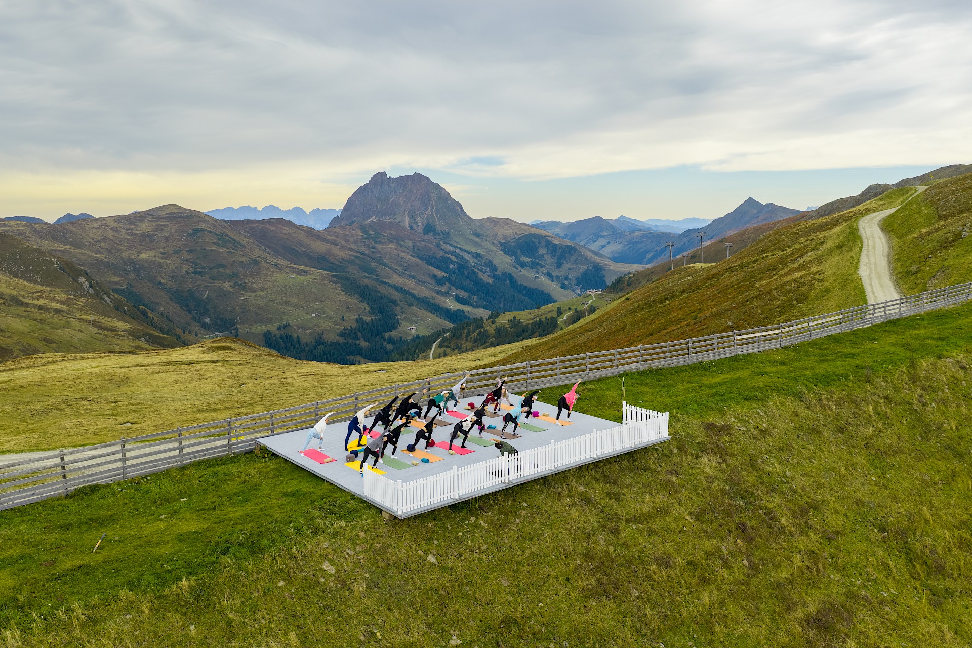 Yoga Retreat am Berg - Yogaplattform auf der Almwiese mit Bergpanorama 