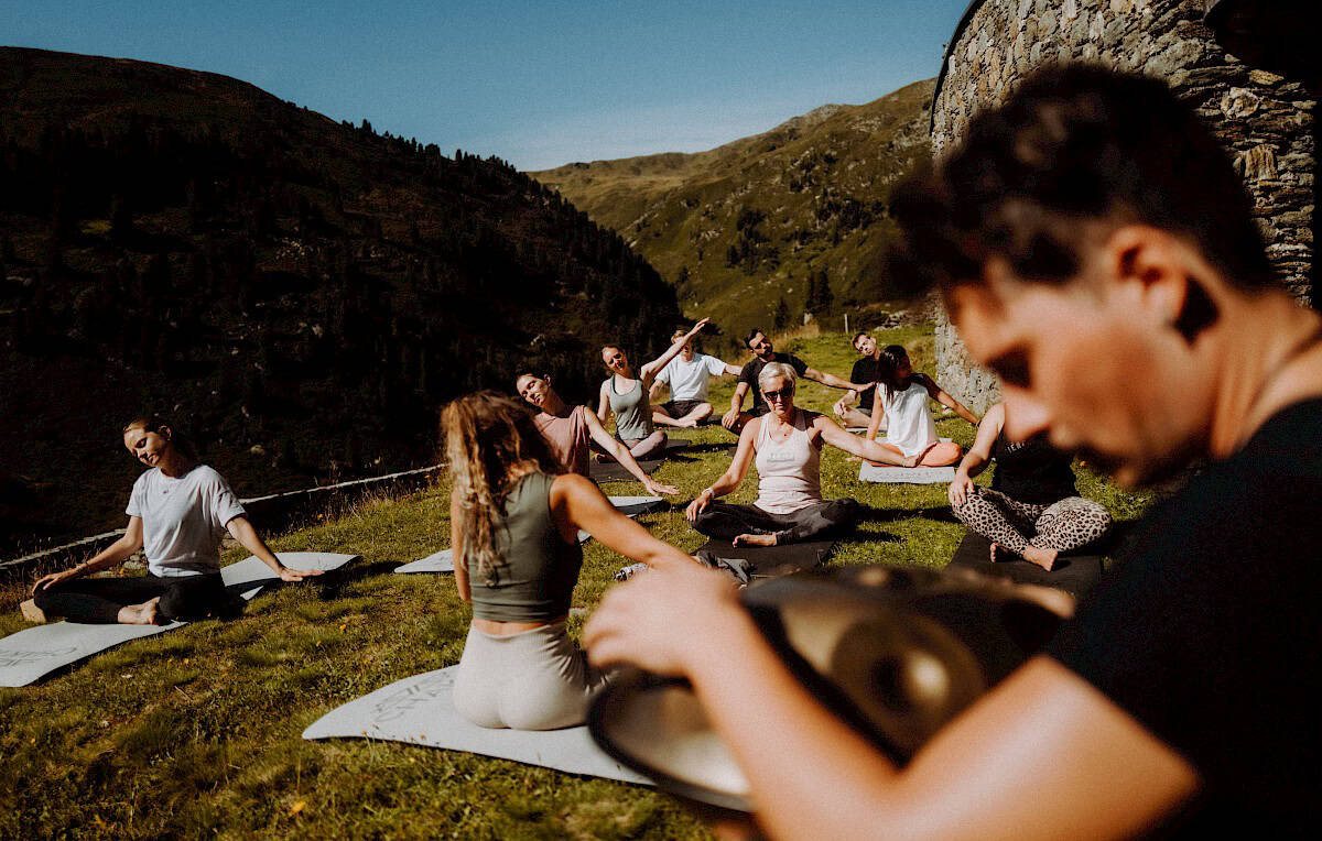 Yoga am Berg im Rahmen der BergZeit – Move & Soul Retreat" in der Wildkogelarena