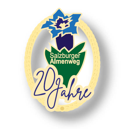Logo mit einer blauen Blume, einer Wandernadel, dem Schriftzug „Salzburger Almenweg“ und der Aufschrift „20 Jahre“ auf gelbem, ovalem Hintergrund.
