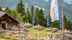 Mit der Bier-Kiste auf die Alm