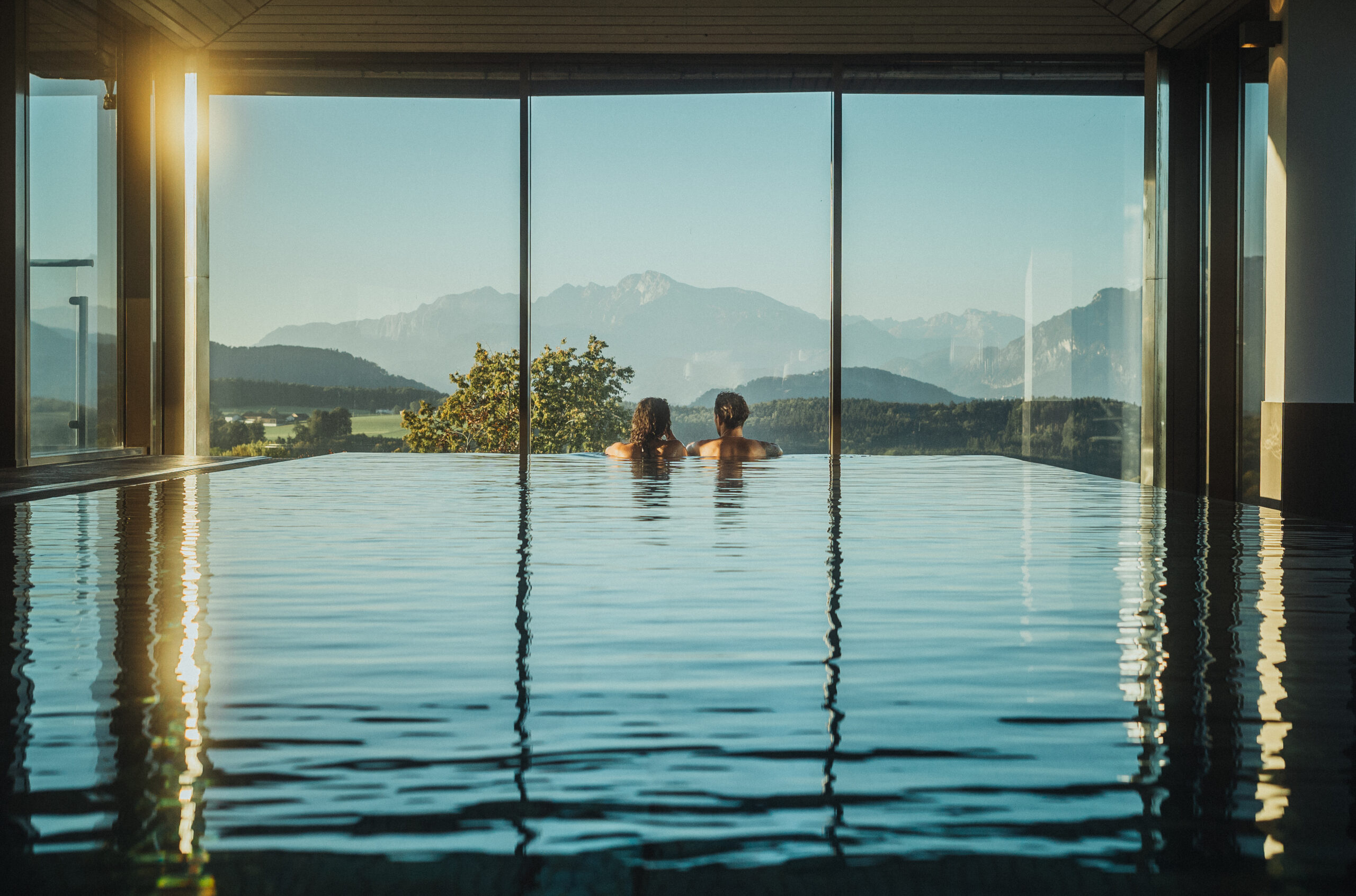 Indoor Pool im Elixhauser Wirt mit Blick auf das Alpenvorland-Panorama.