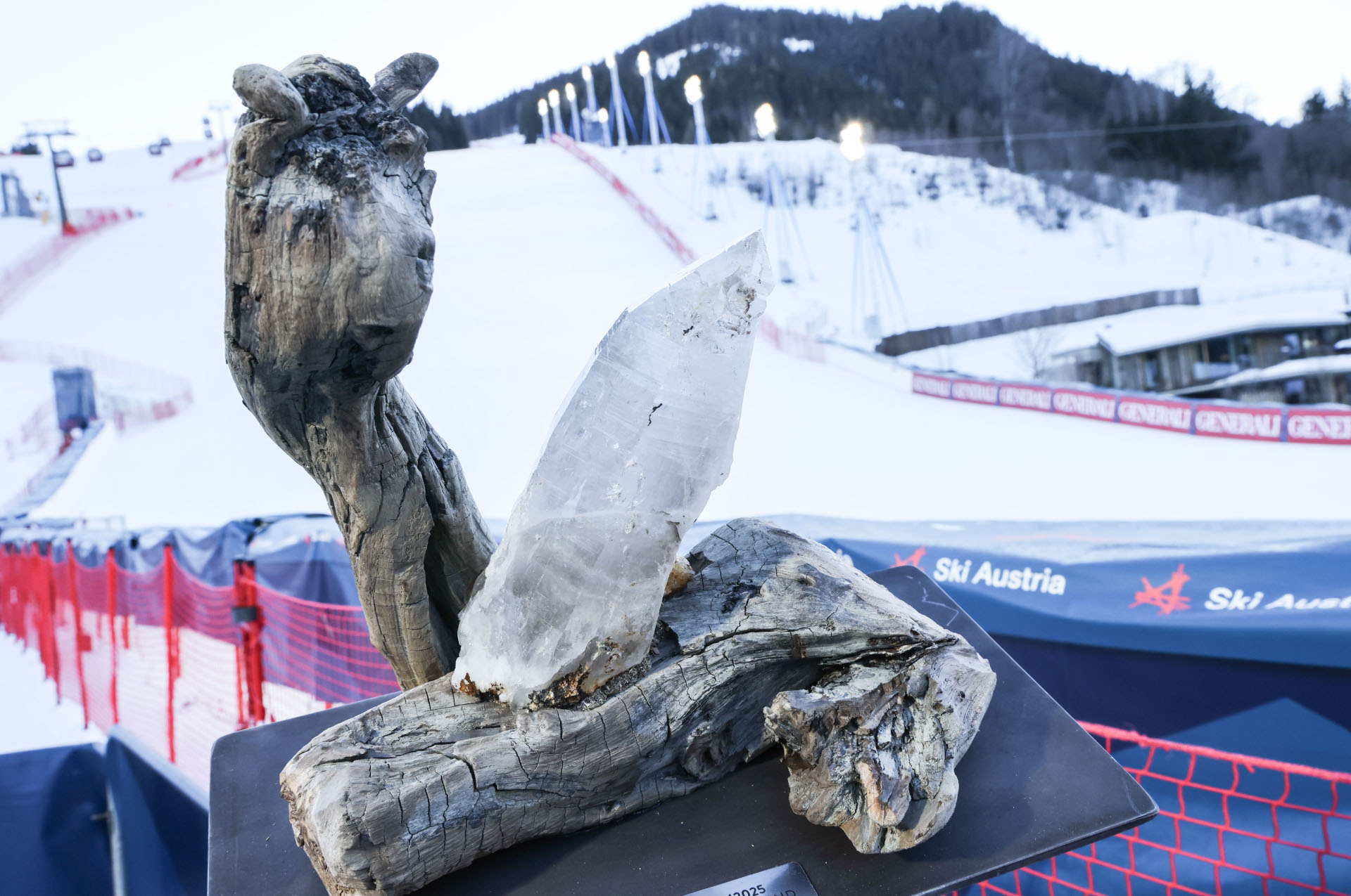 Kristalltrophy für die erfolgreichen Skirennläuferinnen und Skirennläufer ©Land Salzburg / Franz Neumayr   
