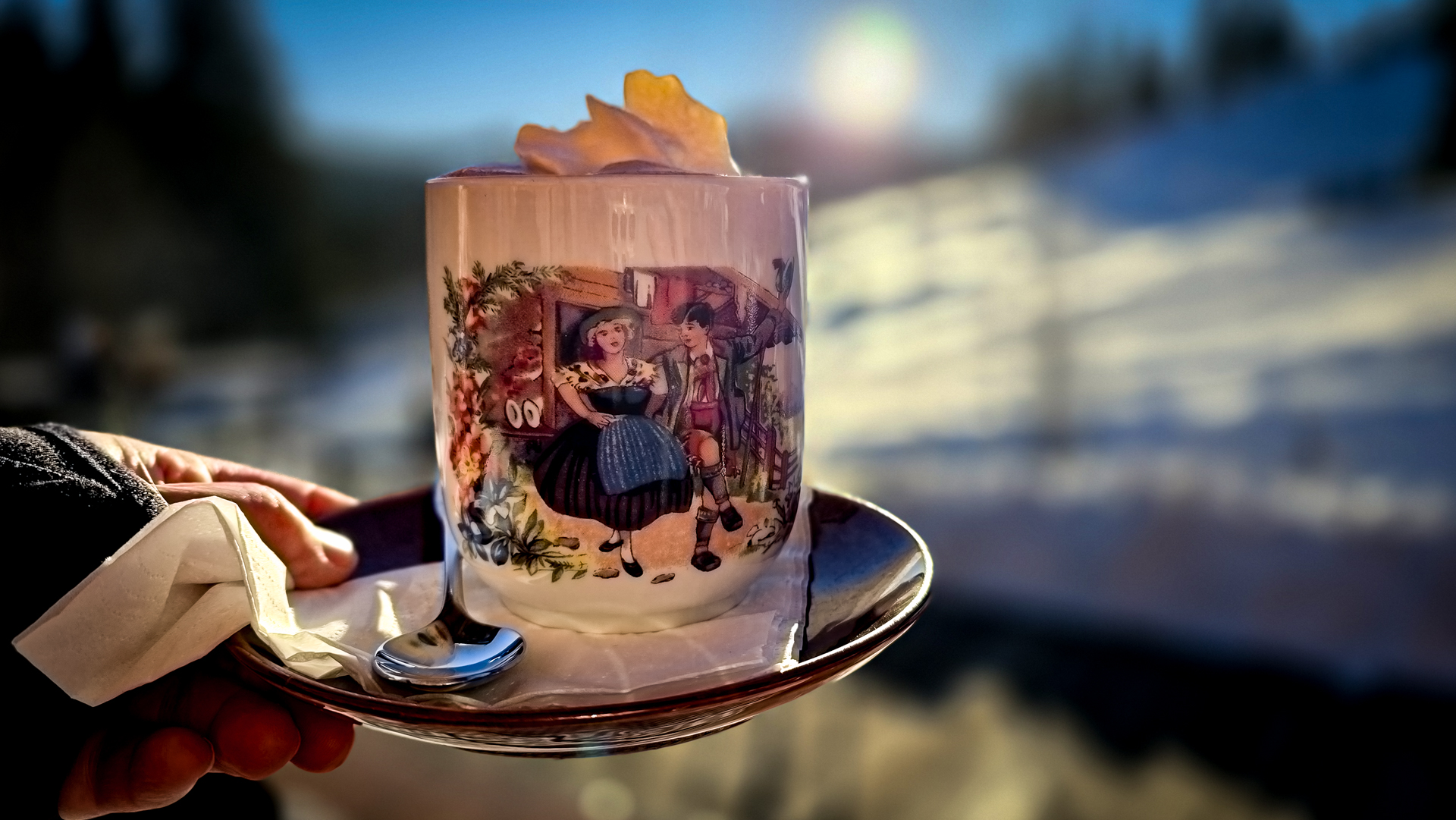 Kaffee auf Herbstalm © Melanie Deisl