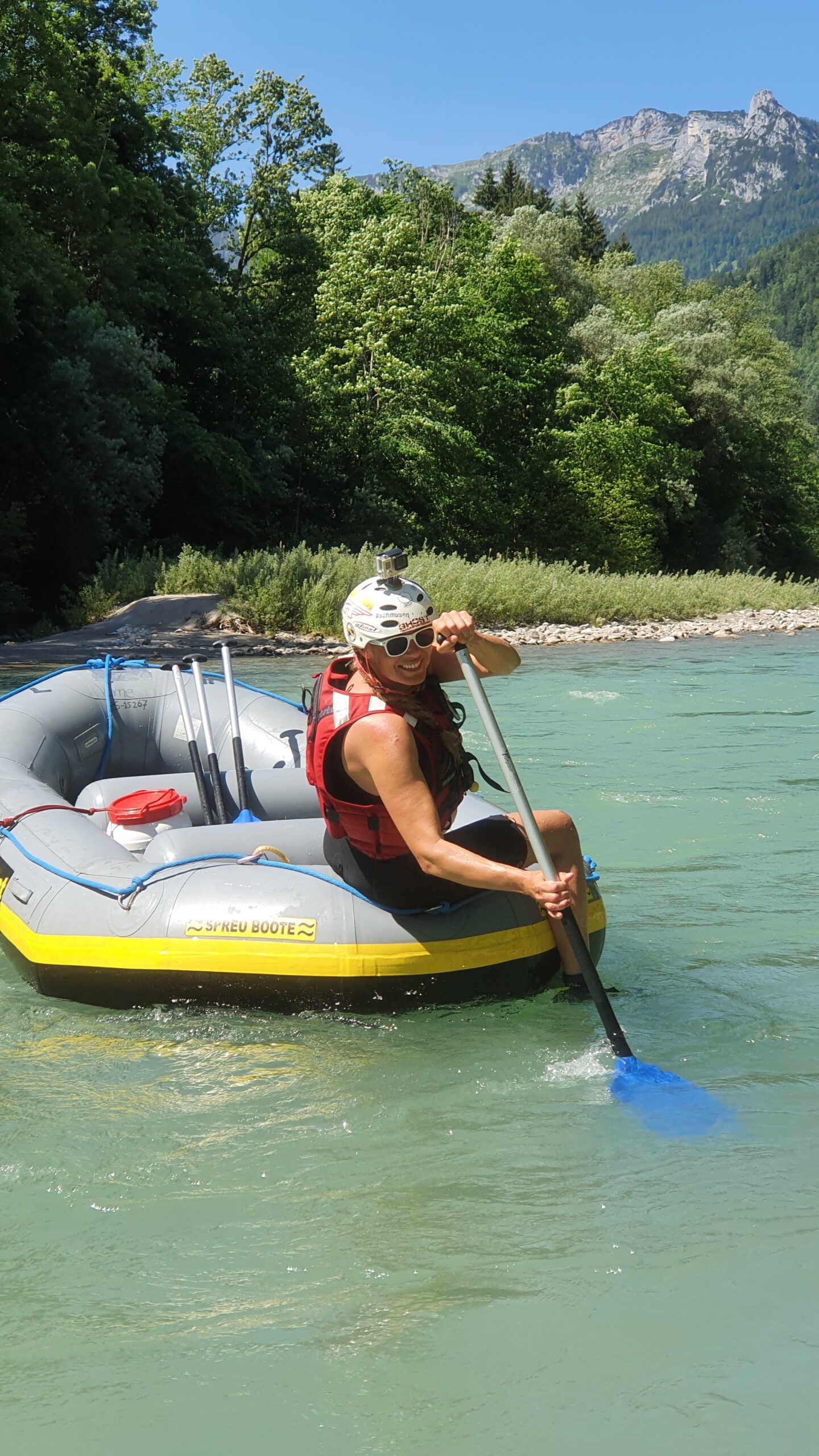 © Base Camp Angela guidet auch im Rafting Boot