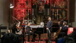 Vier Musiker spielen auf der Bühne des Buzz Kammermusikfestivals, einem kulturellen Highlight in der schmucken Flachgauer Kirche.
