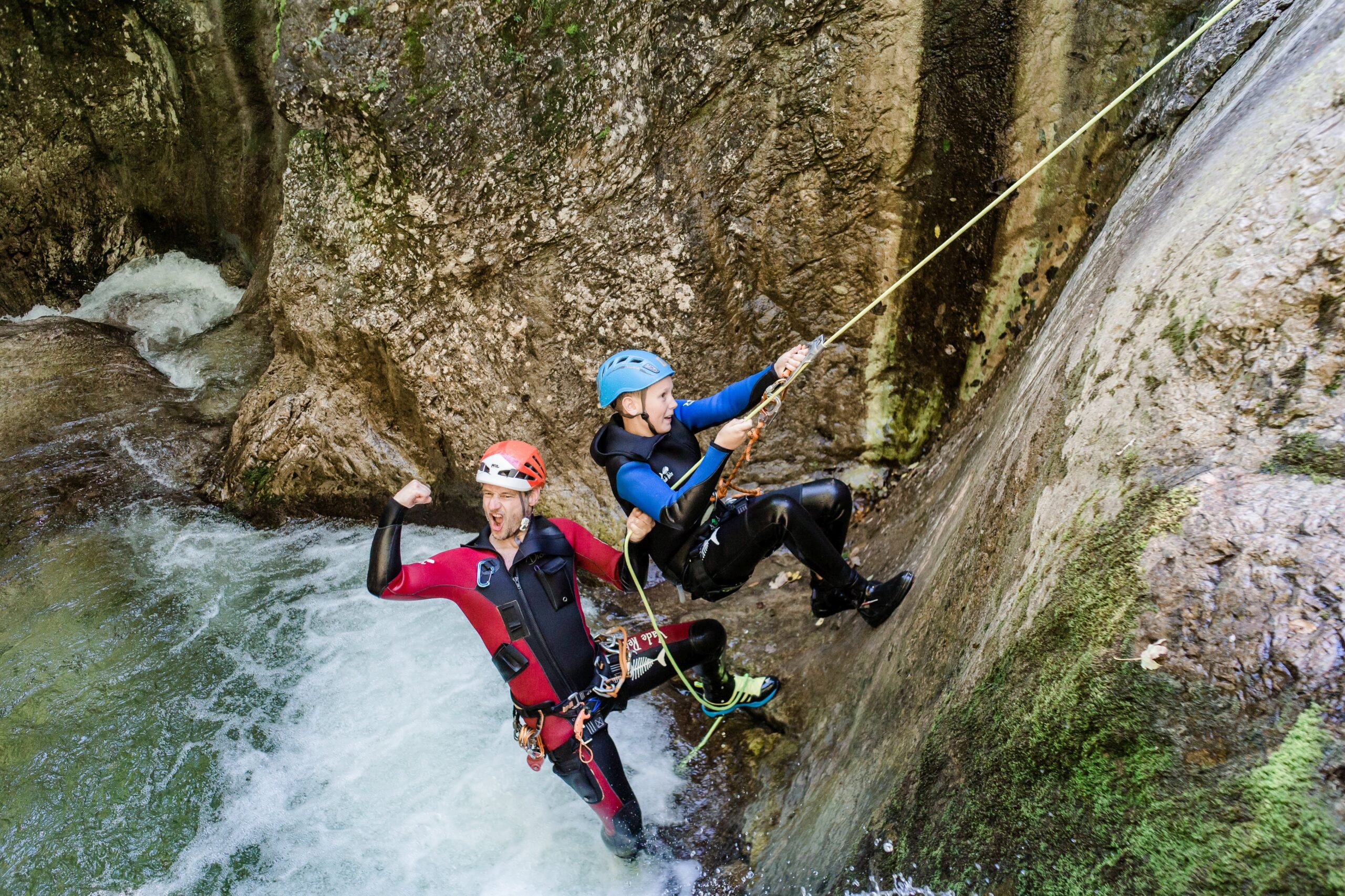 © Base Camp Etwas größere Kids üben sich auch im Abseilen 